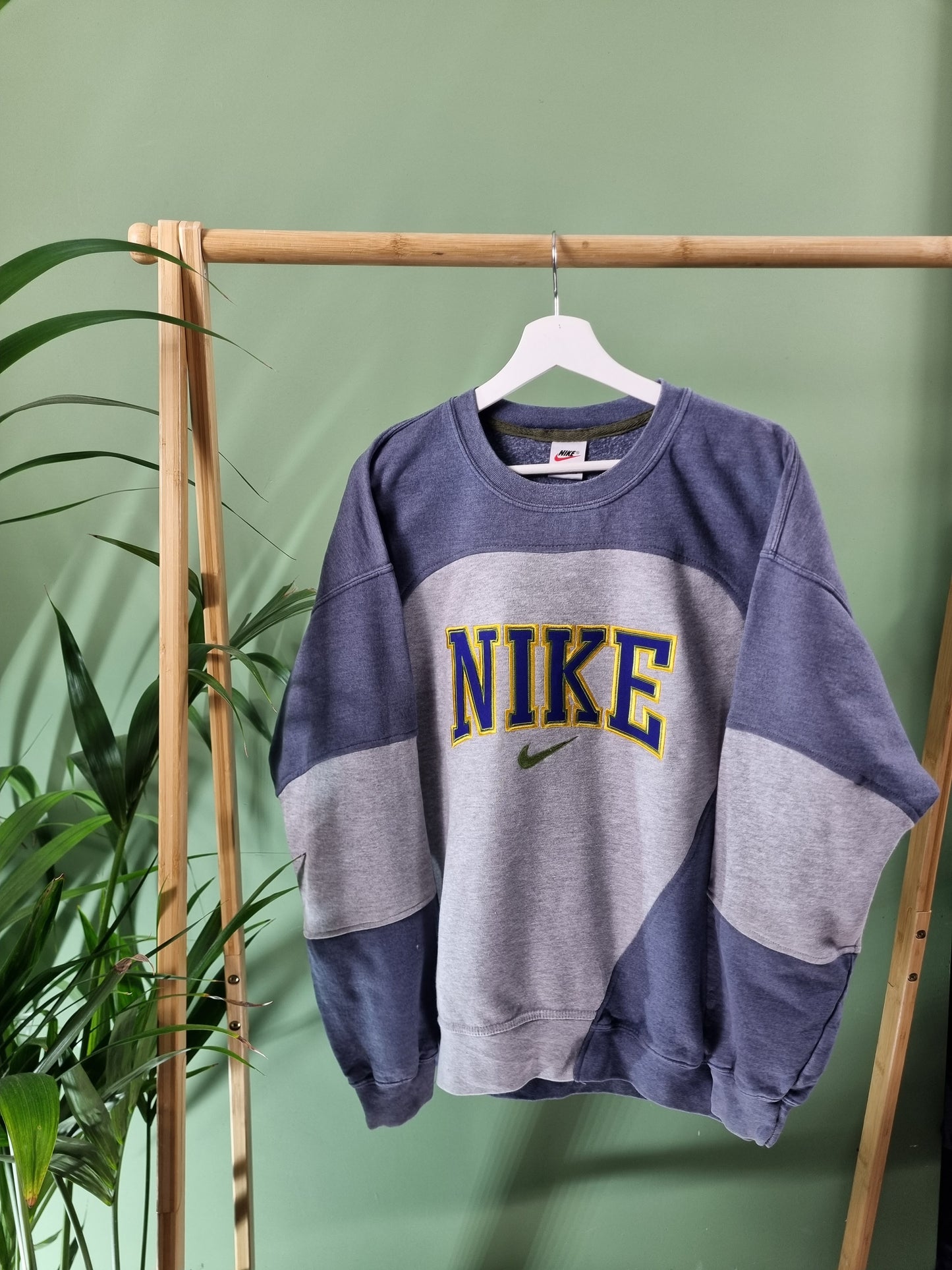 Nike 90s spell out reworked sweater maat M