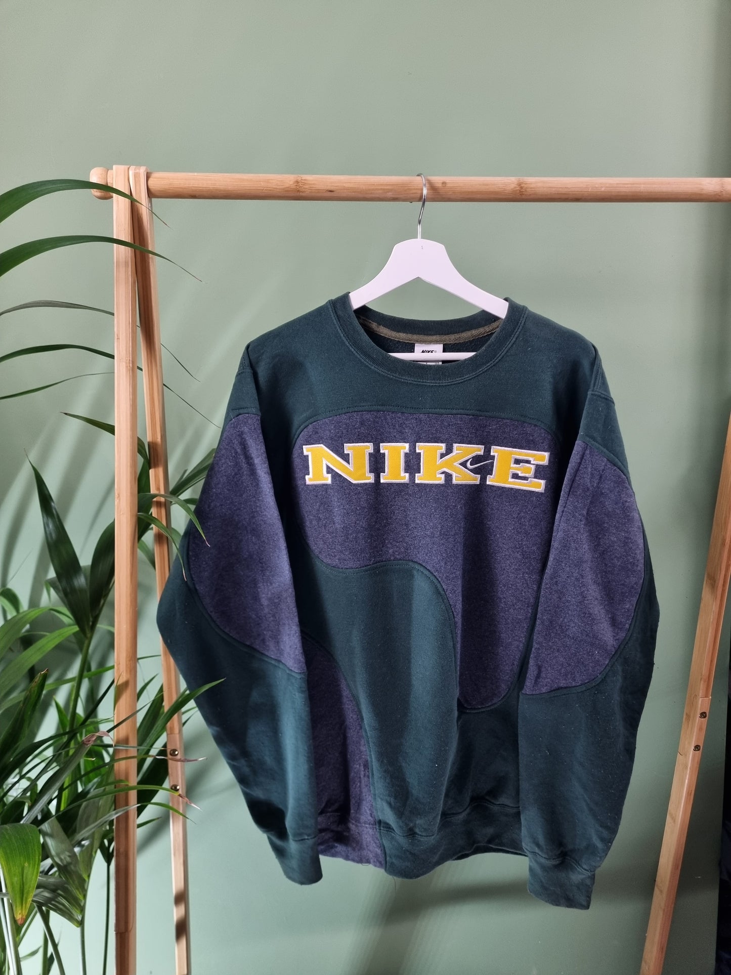 Nike spell out rework sweatshirt maat M