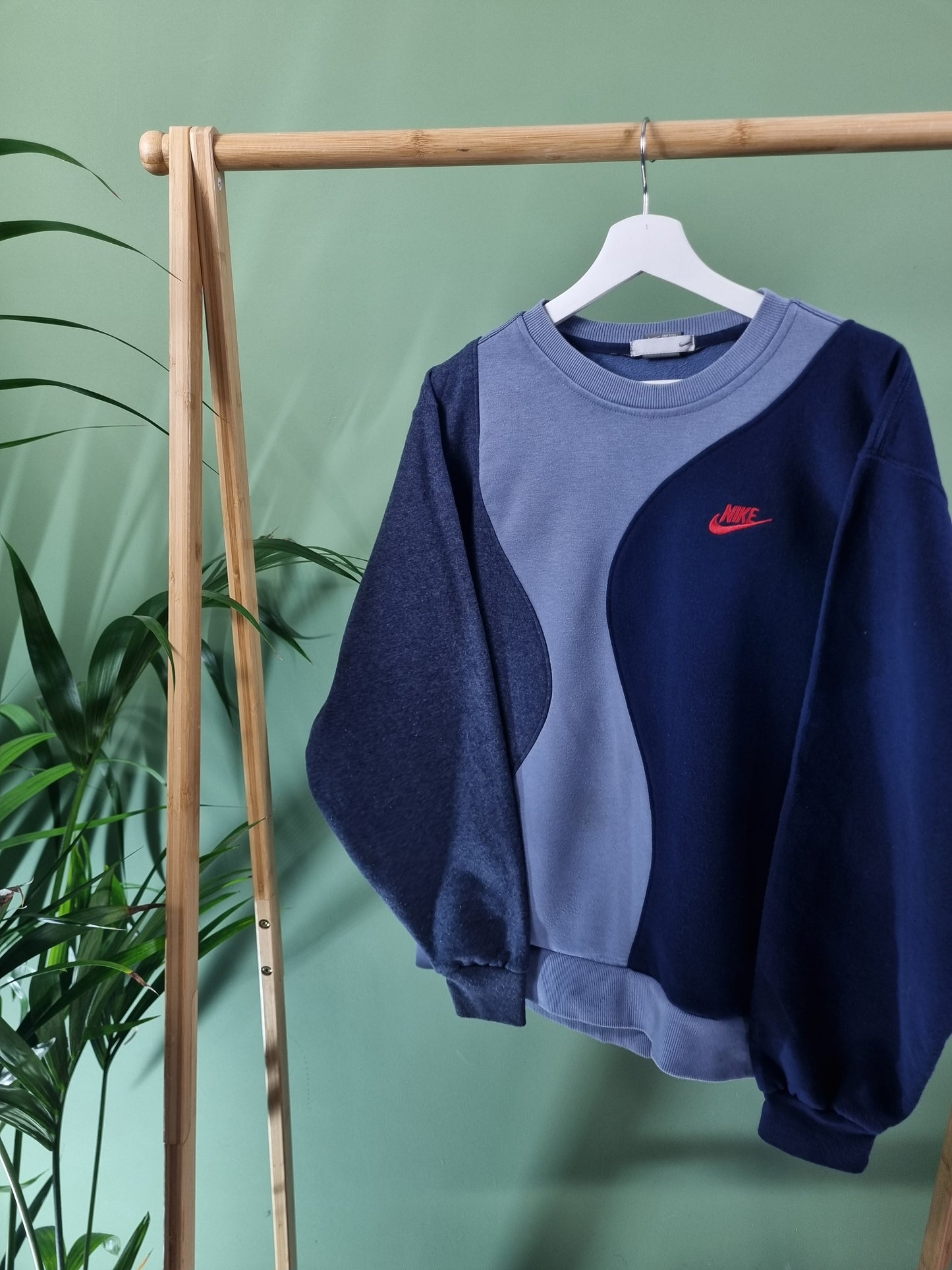 Nike chest logo reworked sweater maat M