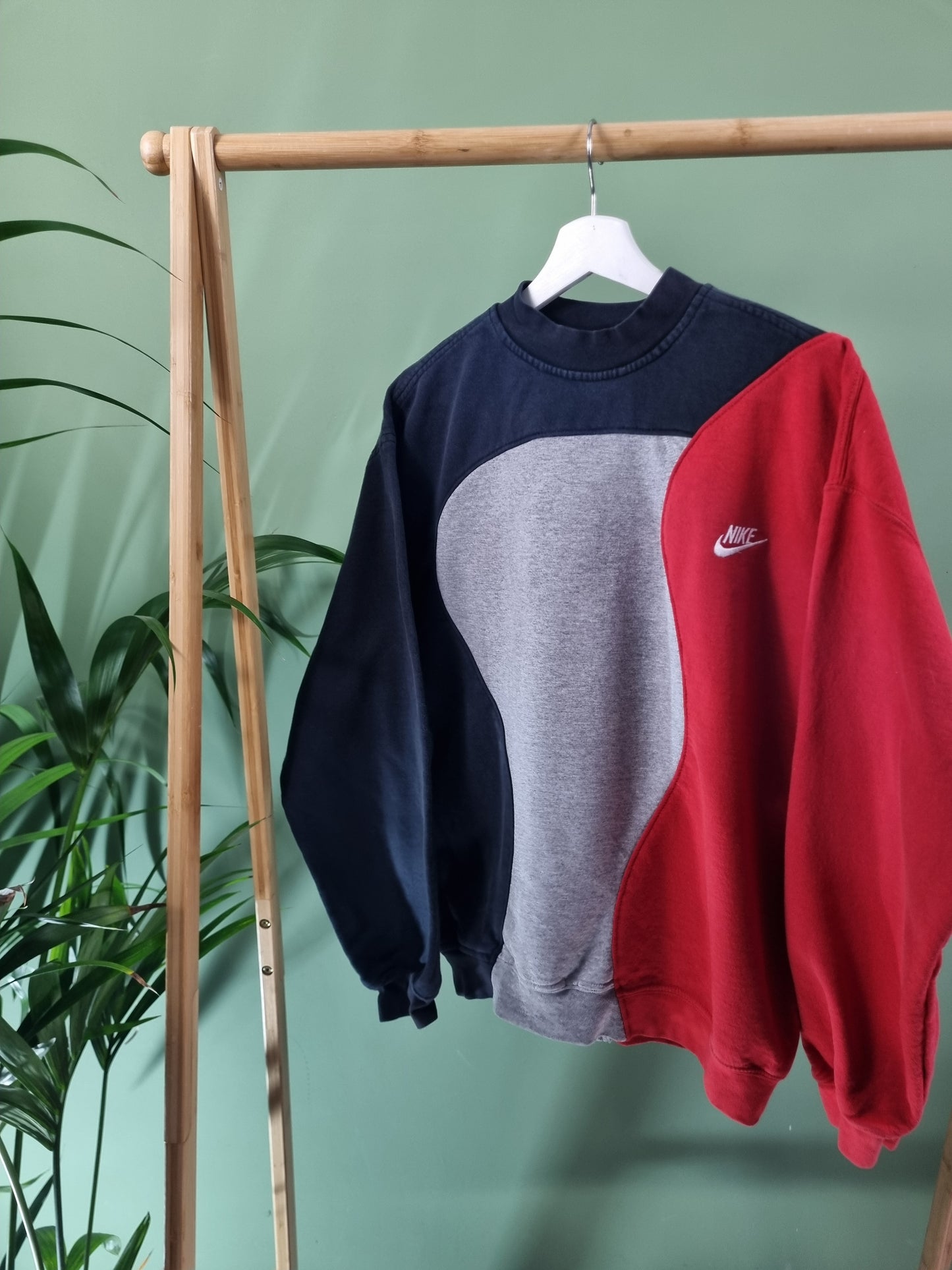 Nike chest logo reworked sweater maat M