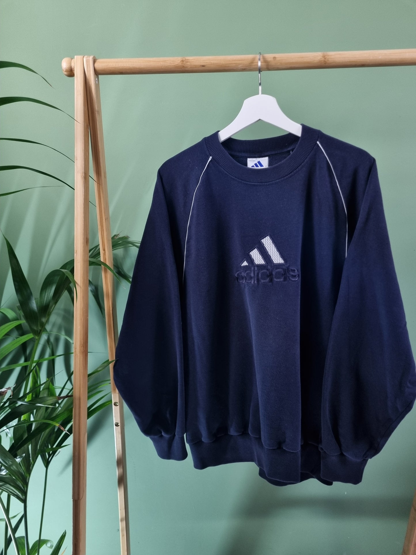 Adidas 90s front logo sweater maat L