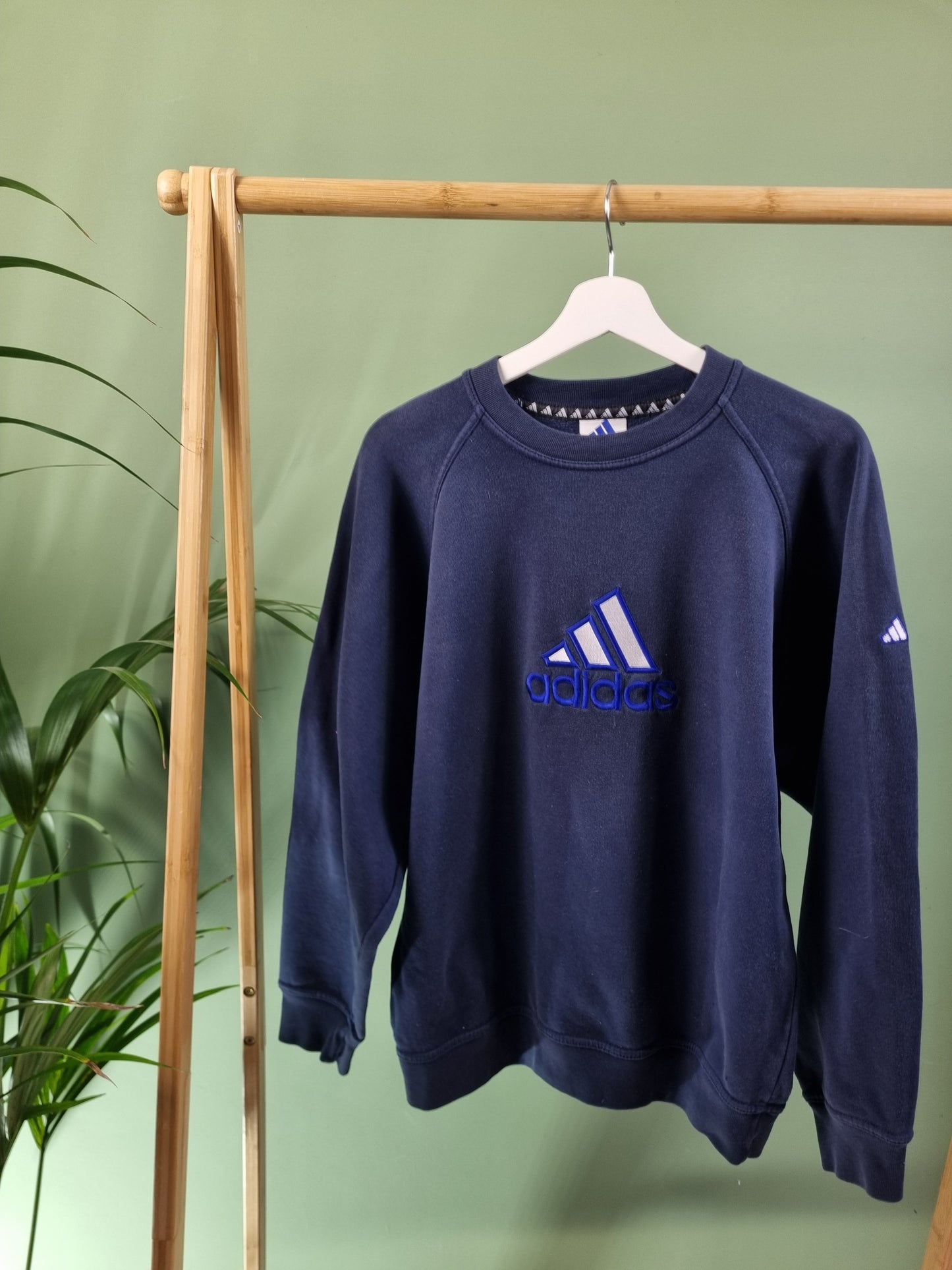Adidas 90s front logo sweater maat M