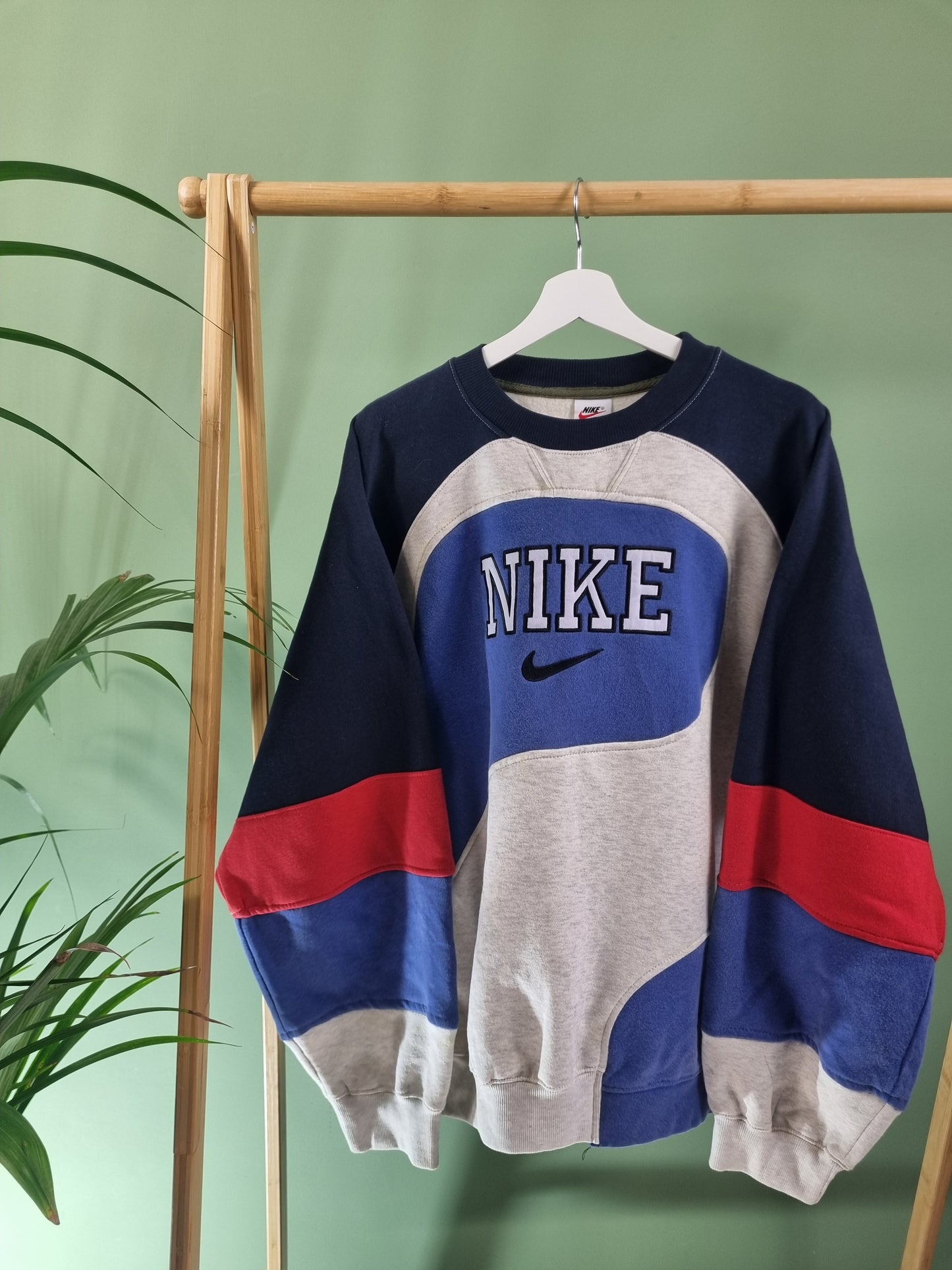 Nike 90s oversized spell out rework sweater maat L