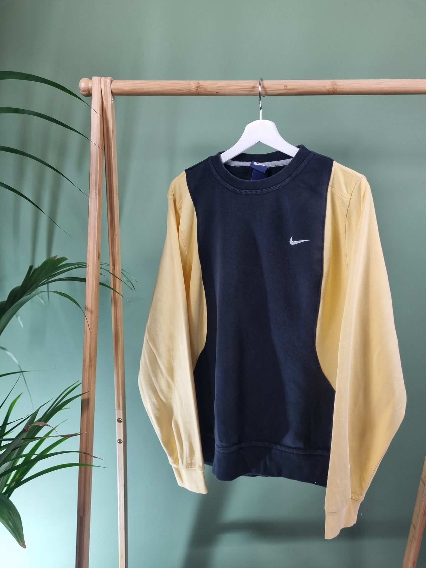 Nike chest swoosh reworked sweater maat M