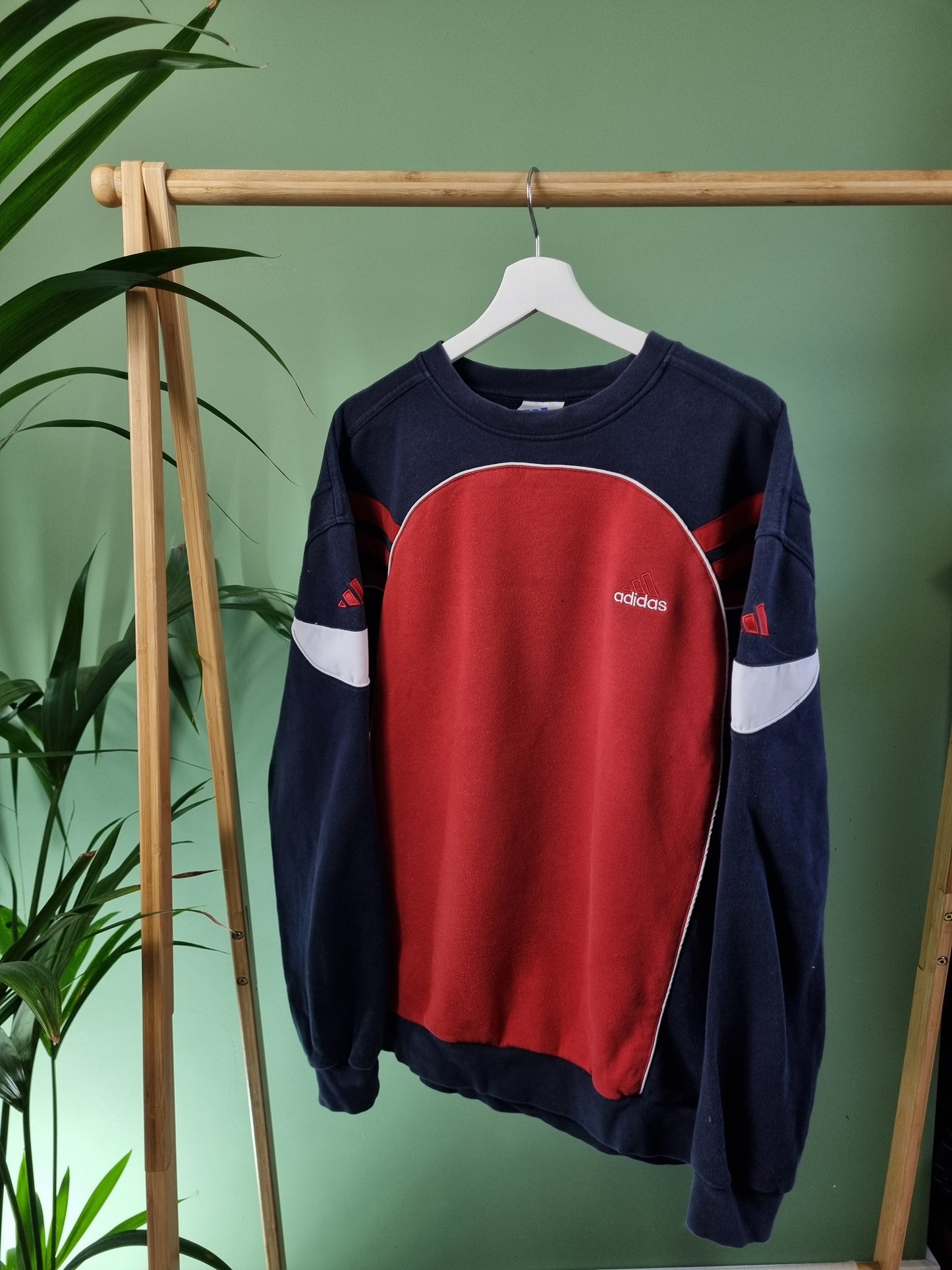 Adidas 90s chest logo sweater maat L