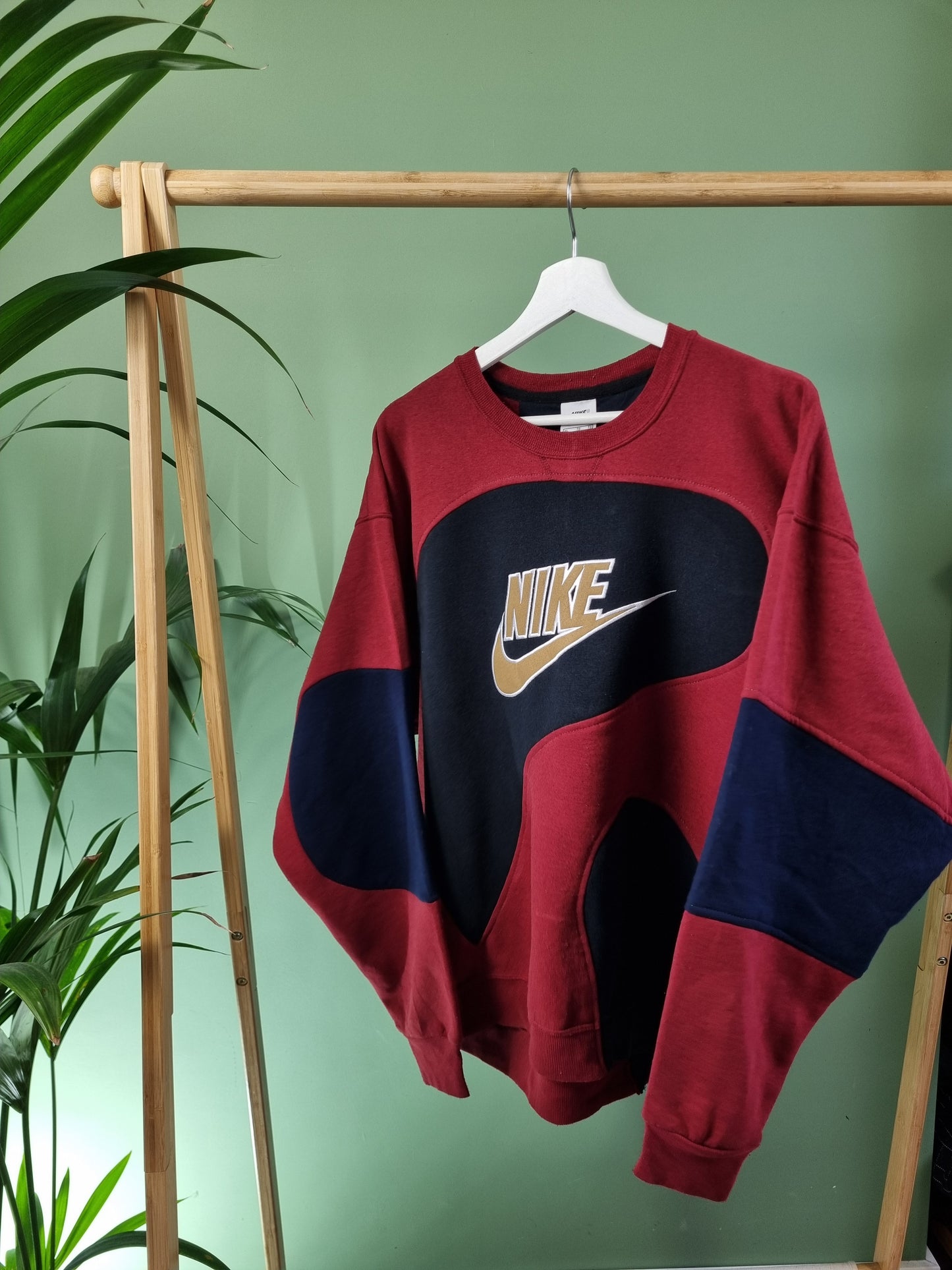 Nike 90s front logo rework sweater maat L