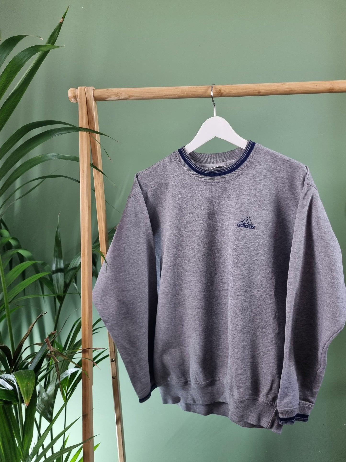 Adidas chest logo sweater maat M