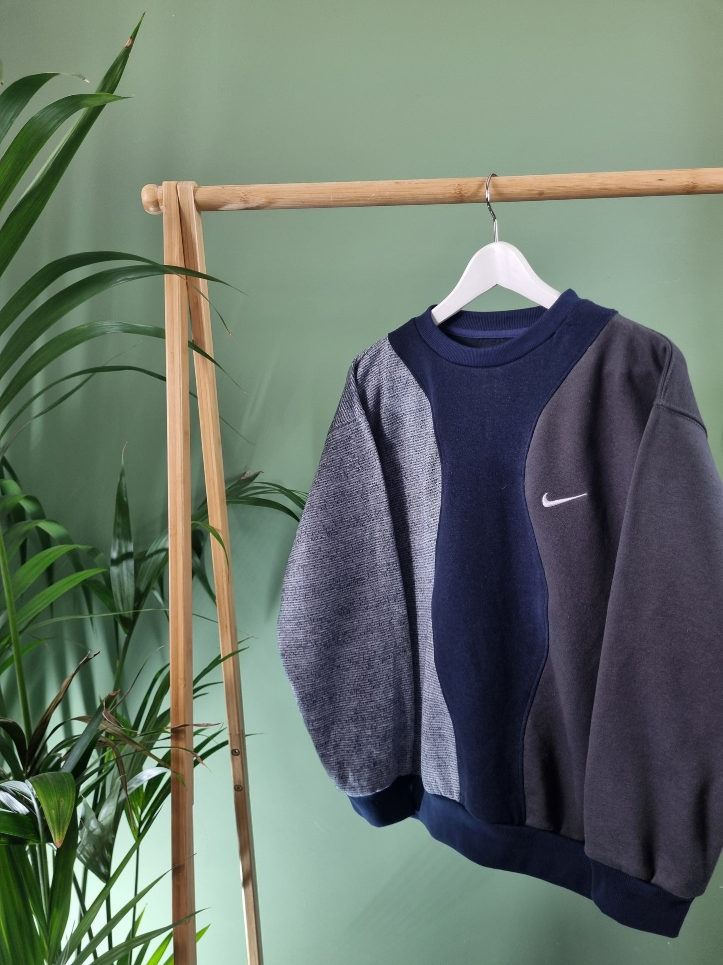 Nike chest swoosh rework sweater maat M