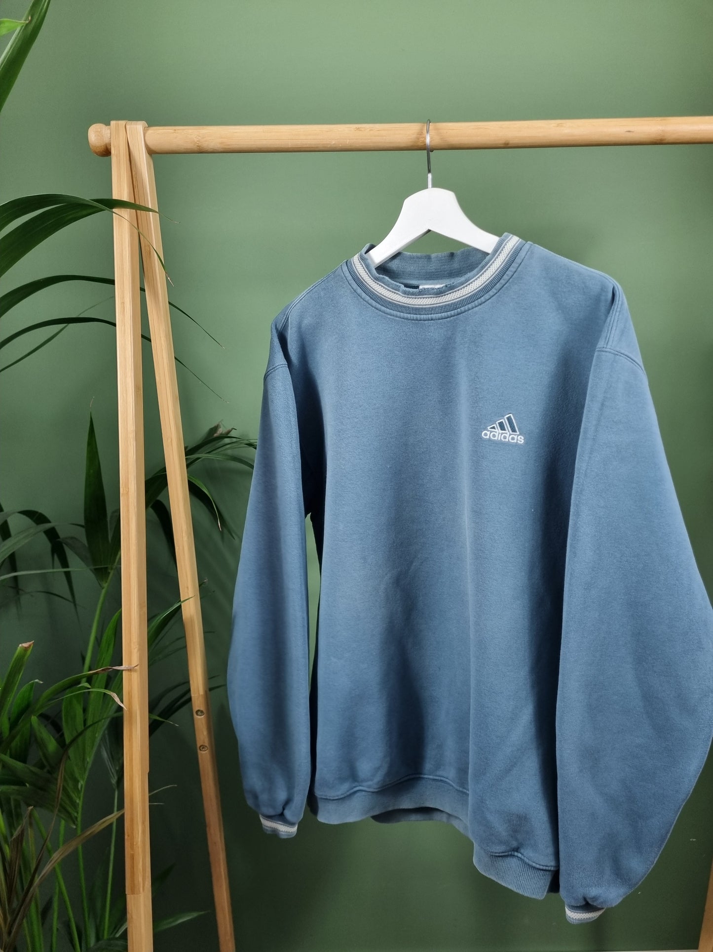 Adidas 90s chest logo sweater maat M