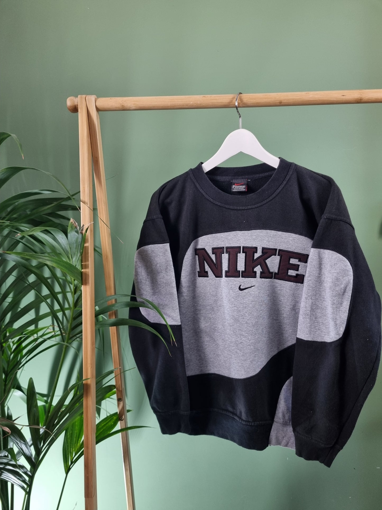 Nike spell out rework sweater maat S