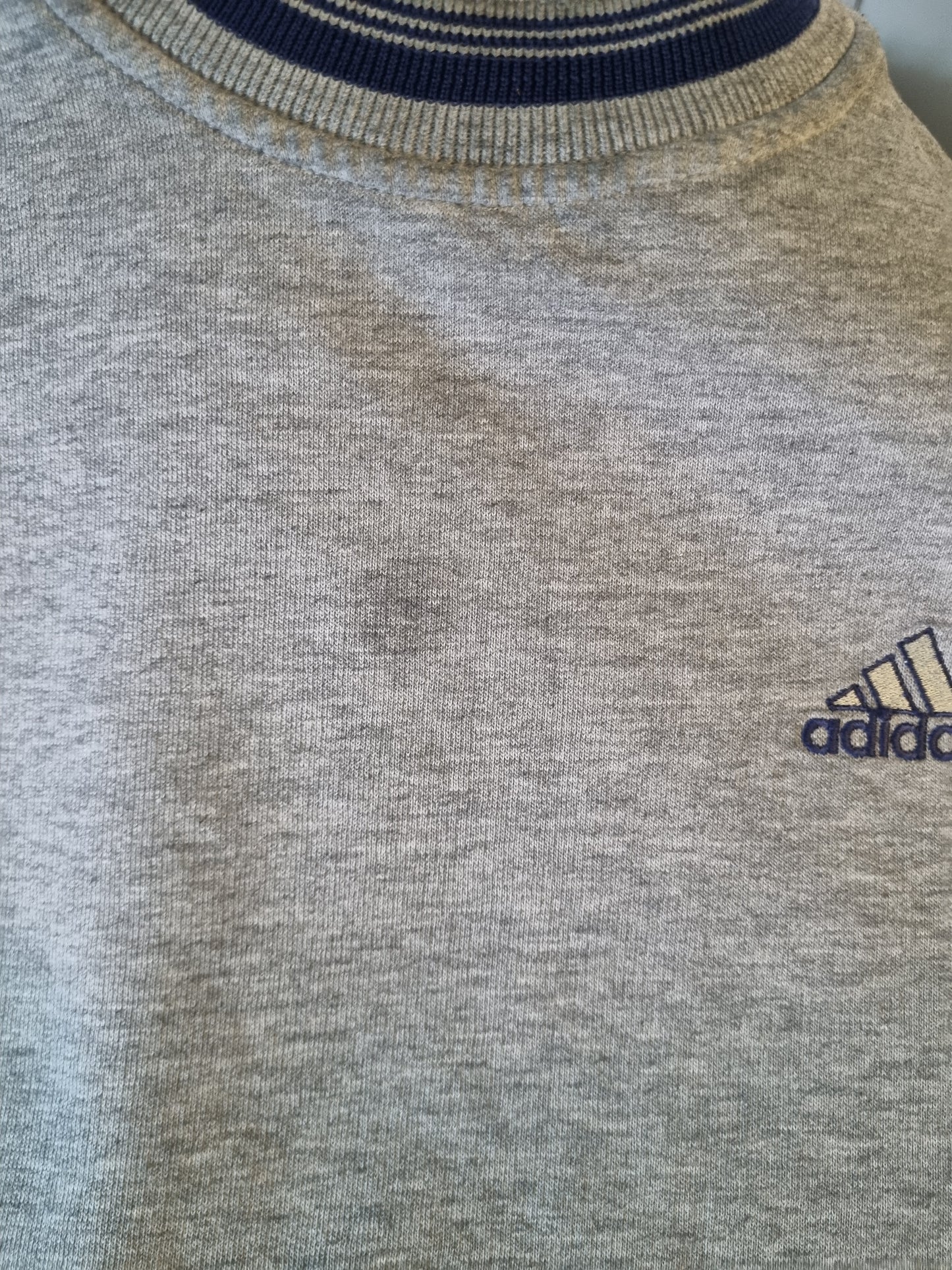 Adidas chest logo sweater maat M